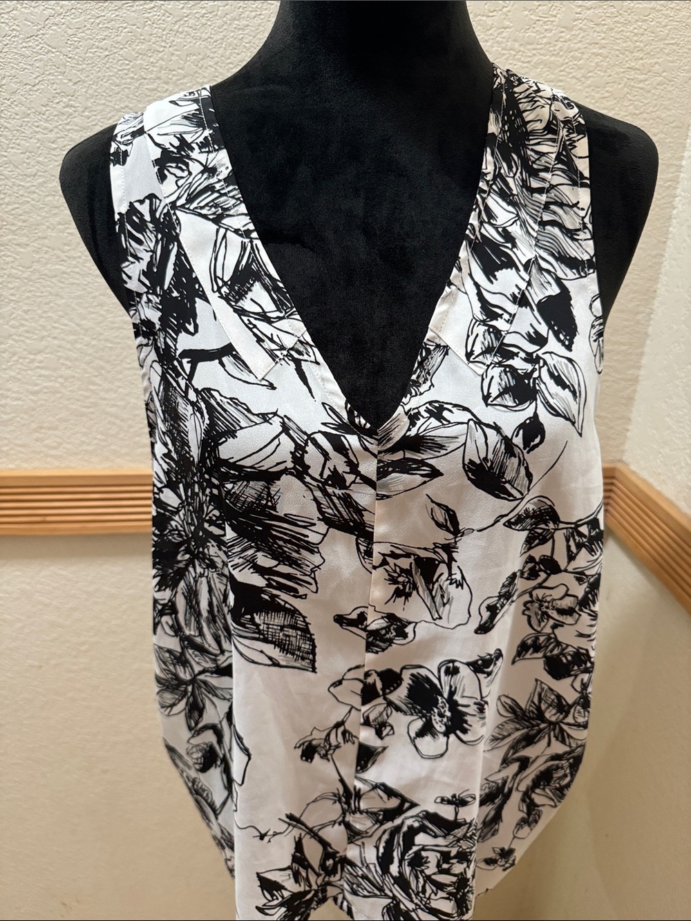 BCBG Generation Black & White Floral V-Neck Sleeveless Blouse Size S - Picture 2 of 6